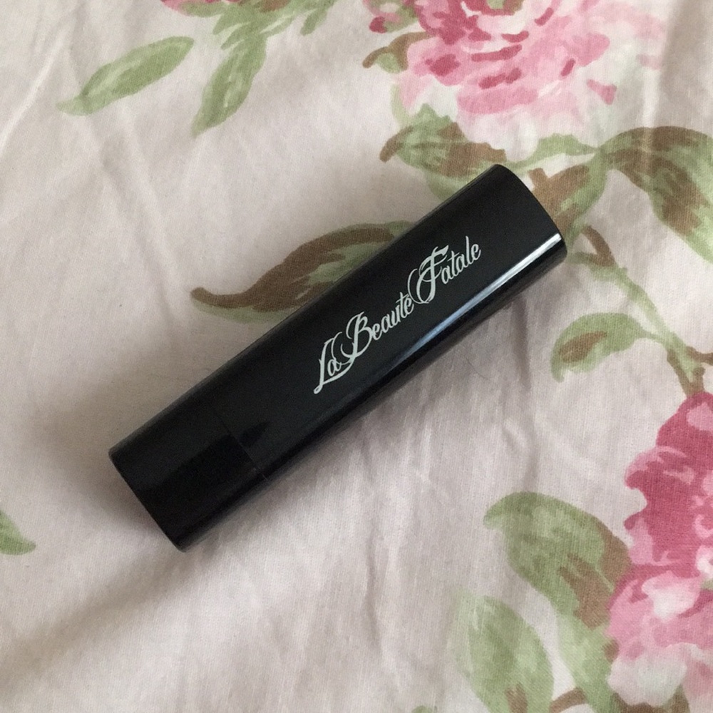 La Beaute Fatale Lipstick BRAND NEW Shade: Vibrate